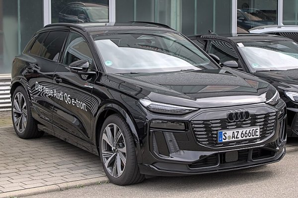 Audi Q6 e-tron е ай-големият електрически SUV на немската компания и първият, който е проектиран на платформата Ppe (Premium Platform Electric). Има 477 см дължина, 194 ширина, 169  височина. С междуосие от 289 сантиметра той предлага багажник от 526 литра в допълнение към 64 литра, осигурени отпред.
 Предлага се в две версии, и двете с  предаване на четирите колела: Q6 e-tron quattro с 387 HP и SQ6 e-tron с 517 HP. И двата имат литиево-йонна батерия с нетен капацитет от 94,9 kWh и декларирана автономност съответно от 625 и 598 км (разстояние, изчислено с цикъла WLTP). 

По-долу са резултатите и мненията, получени в тестовете Euro Ncap. 

• Защита за възрастни: 91% . Производителността е отлична във всеки тестван сценарий. Благодарение на защитата, гарантирана от каросерията, и множеството въздушни възглавници (предни, странични, за таза, главата и централна за избягване на сблъсък между пътниците), сцеплението при странични удари е отлично. Колата всъщност събра максималния брой точки. Защитата срещу камшичен удар е еднакво добра благодарение на поддържащите седалки и облегалки за глава. 

• Защита на децата: 92% .  Малките са в безопасност благодарение на предпазните системи, ефективни както при челен, така и при страничен краш тест. Наличието на автоматично разпознаване на детска седалка и алармената система, когато на задната седалка остане непълнолетно лице, гарантира допълнителна сигурност. 

• Уязвими участници в движението: 81%. Защитата за пешеходци и велосипедисти е добра. Има положителни резултати при тестовете за автономно спиране, което ефективно открива уязвимите участници в движението. Единственият аспект, който може да бъде подобрен, е защитата на пешеходната зона. 

• Помощ при шофиране: 80%.  Audi е възприела тип технология, която не само защитава, но и предотвратява инциденти. Това е възможно благодарение на поддържането на лентата, разпознаването на умора и интелигентния круиз контрол.
